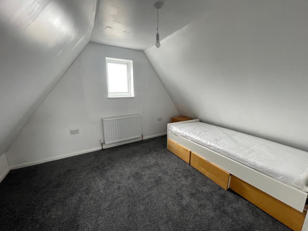 Lot: 101 - DETACHED BUILDING WITH POTENTIAL - First floor room with window to the front and storage